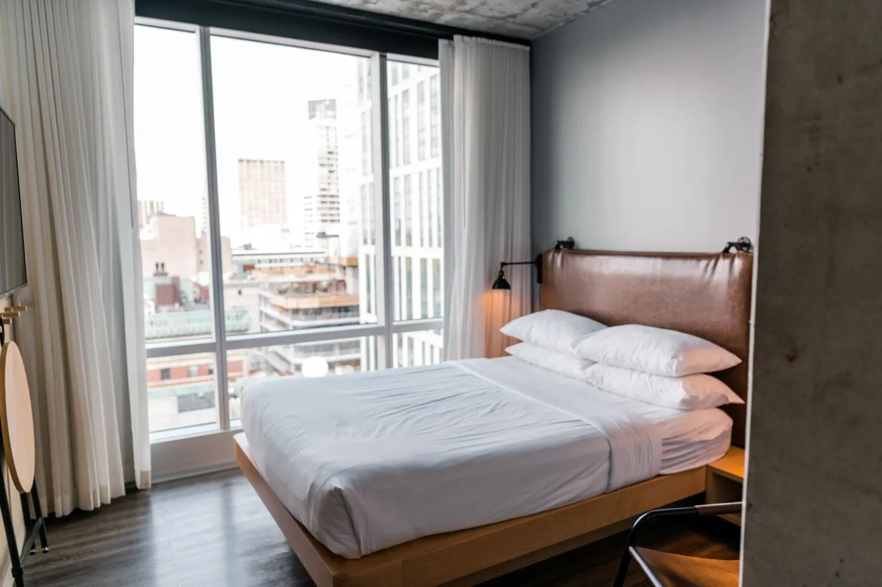 Standard guest room featuring comfortable hotel furnishings